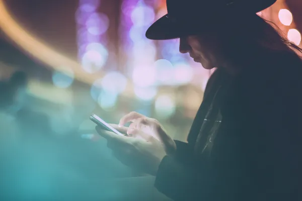 ক্যাসিনো চিপে ঘেরা এক আত্মবিশ্বাসী ডিলার খেলোয়াড়দের SINAGPH অ্যাকাউন্টে লগইন করতে আহ্বান করছেন—যা দ্রুত ও সহজ লগইন সুবিধাকে উপস্থাপন করে।